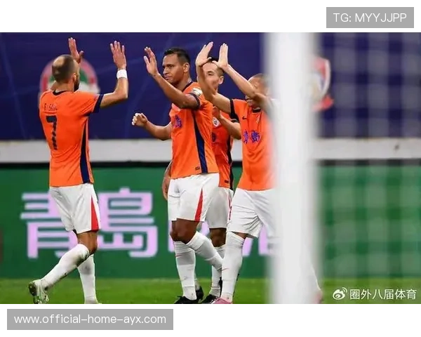 青岛海牛亚森演练五后卫体系，扣7分高压下死守每一个积分点